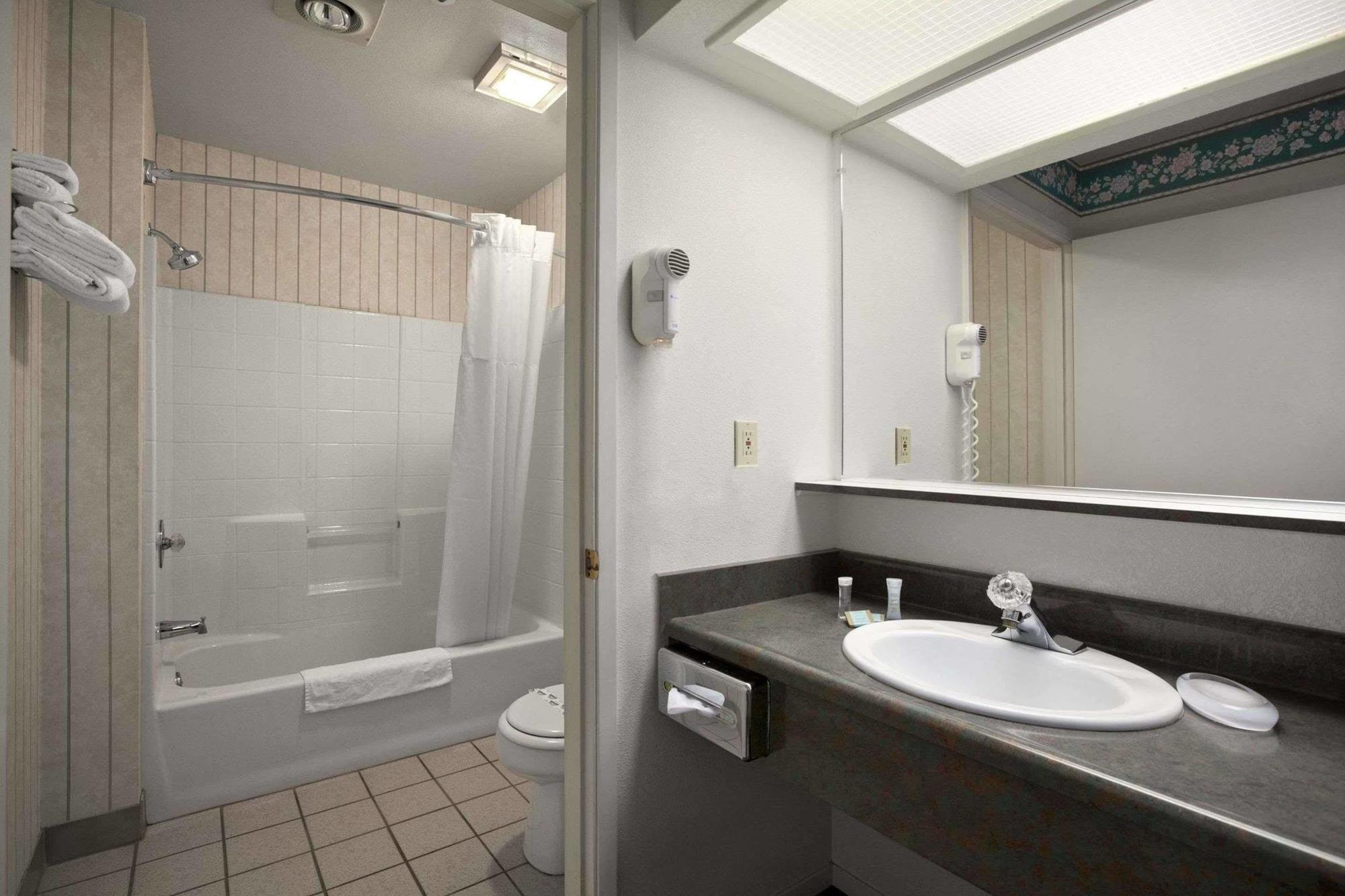 Travelodge By Wyndham Ca